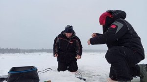 Рыбалка в Якутии. Клюет на пустую мормышку.