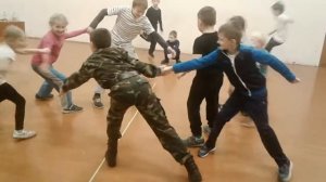 Народная игра - перетяни на свою сторону.