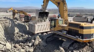 Погрузочный парк самосвалов Caterpillar 365B, 352F и Liebherr 964 на крупном руднике