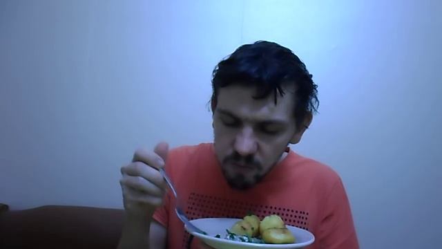 ОБЖОР СЕЛЬДЬ С ОБЖАРЕННОЙ КАРТОШКОЙ И ЗЕЛЕНЫМ ЛУКОМ смотреть онлайн