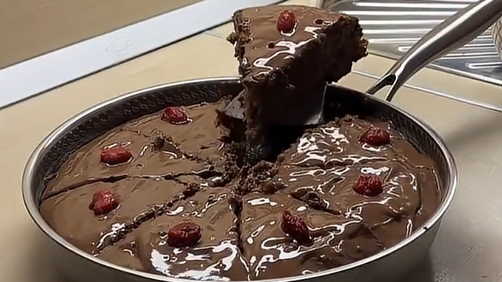 Пирог на сковороде...🥧🍫😋