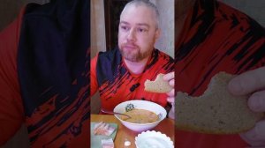 Мукбанг. Борщ с салом, чесноком, сметаной и чёрным перцем. Ням-ням))