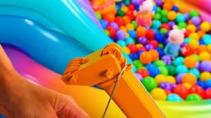 Свинка Пеппа и Джордж катаются с горки в бассейн с шариками!