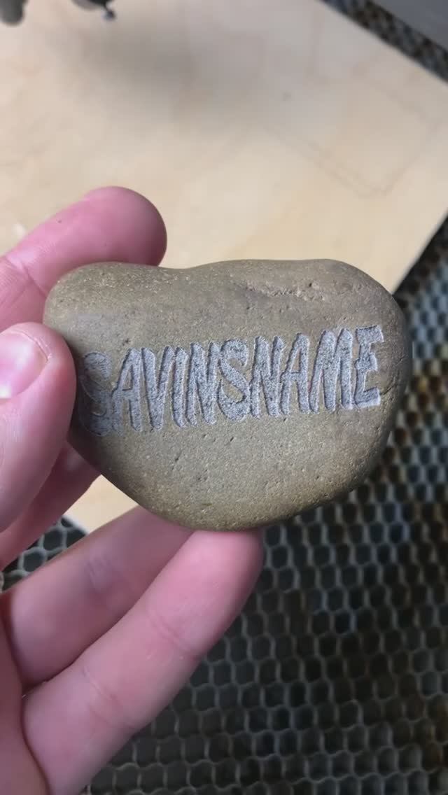 Гравировка камня на лазерном станке СО2. Savinsname смотреть онлайн