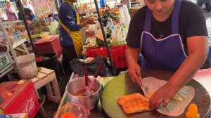 Уличное приготовление Тайских блинов.