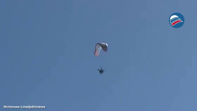 52-летний парапланерист рухнул в воду на глазах у толпы и выжил смотреть онлайн