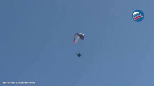 52-летний парапланерист рухнул в воду на глазах у толпы и выжил