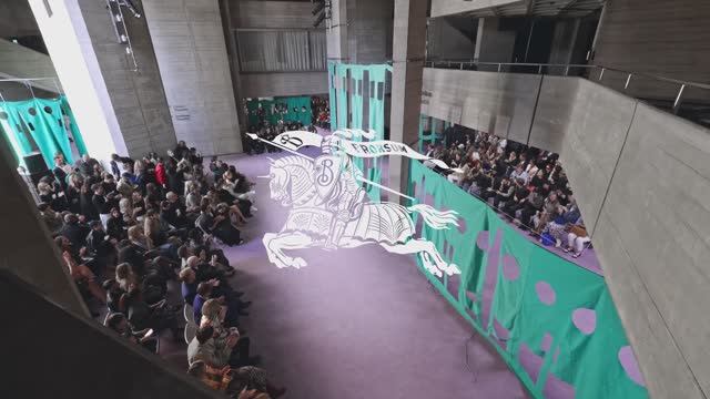 Показ коллекции Burberry весна-лето 2025 смотреть онлайн