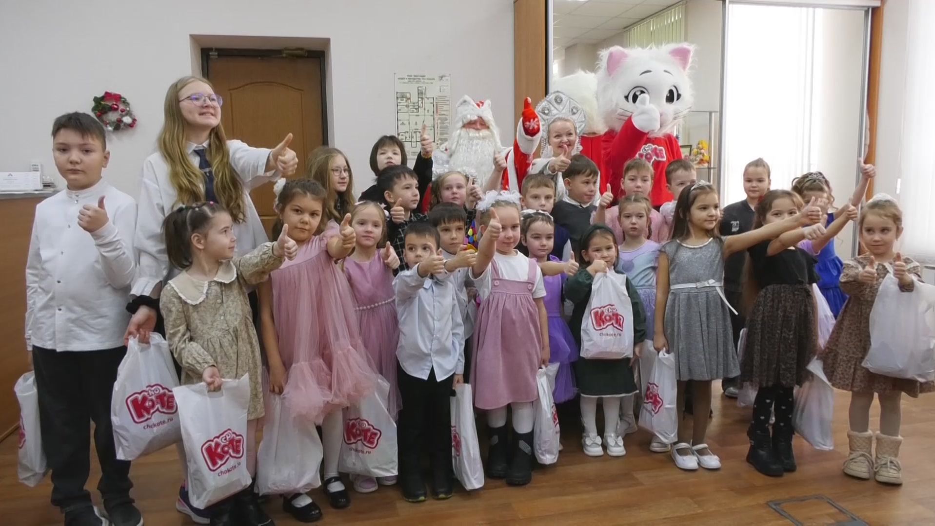 Сладкие подарки и знакомство с миром телевидения смотреть онлайн