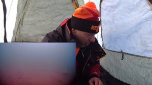 В этой лунке,тоны Окуня ! Один на льду , в сильный мороз !