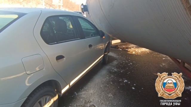 на Затонском кольце Уфы тягач с номером 6606 уронил бочку, одну машину раздавило смотреть онлайн