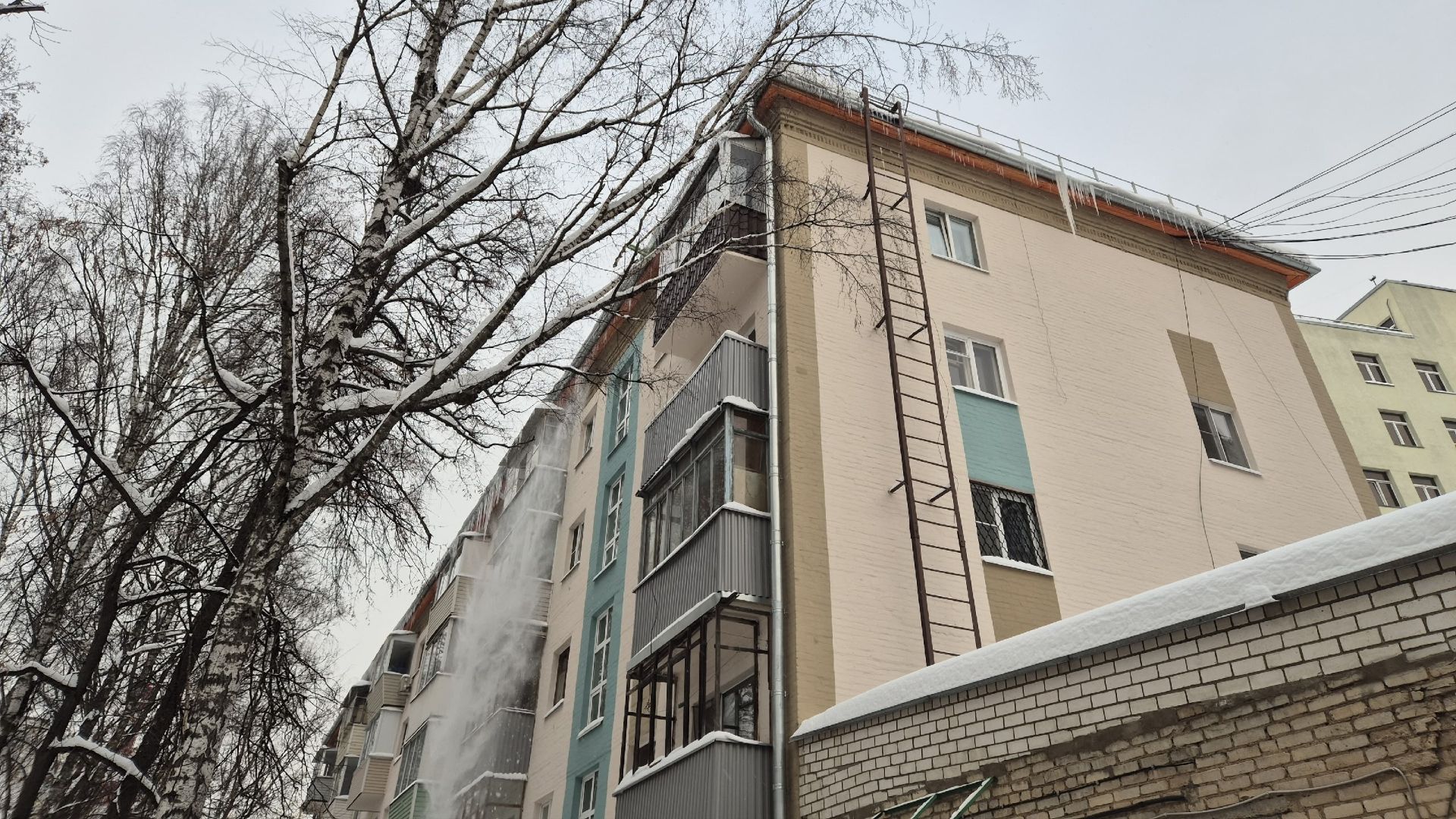 МБУ «ЖЭУ Пушкино» оперативно убирает сосульки и наледь с крыш смотреть онлайн