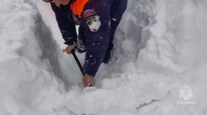 На Камчатке спасатели МЧС России помогли пенсионерам выбраться из заблокированного снегом дома