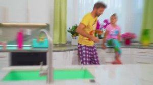 Настя принимает уш с конфет