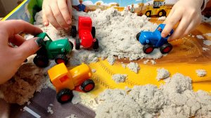 Трактора в песочнице. Играем вместе