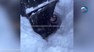 Жители Камчатки пробираются сквозь гигантские стены снега, чтобы выбраться из дома