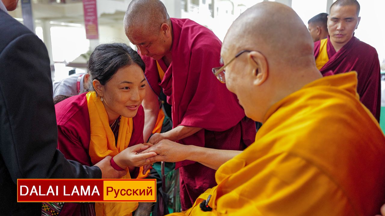 Его Святейшество Далай-лама продолжает встречи с паломниками в монастыре Дрепунг Гоманг смотреть онлайн