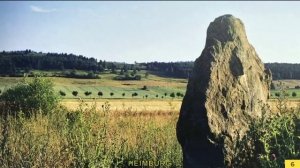 Слово «менгир» заимствовано из бретонского языка и означает «длинный камень».