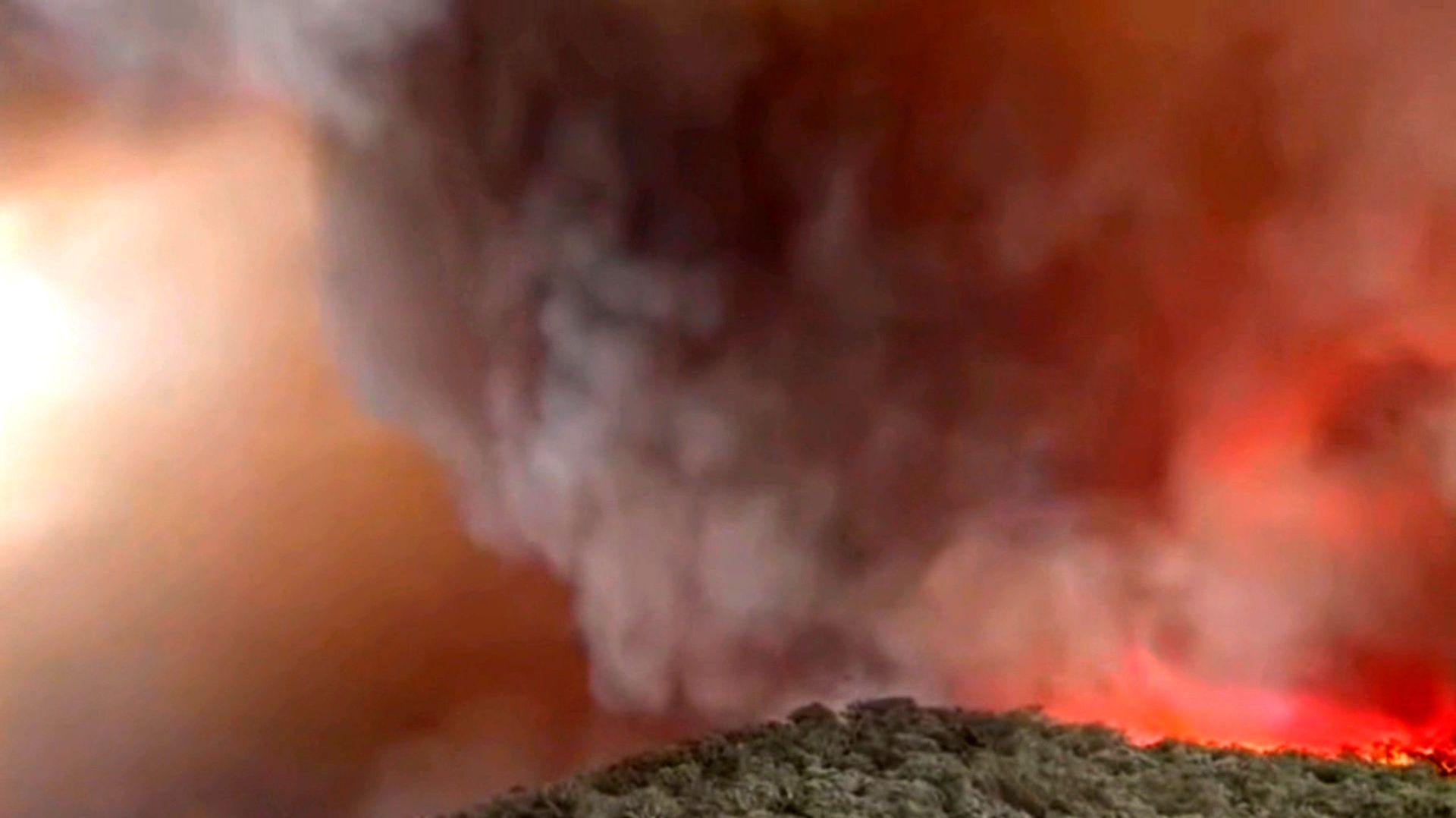 Огромный огненный смерч в штате Виктория в Австралии. Январь 2026 года смотреть онлайн