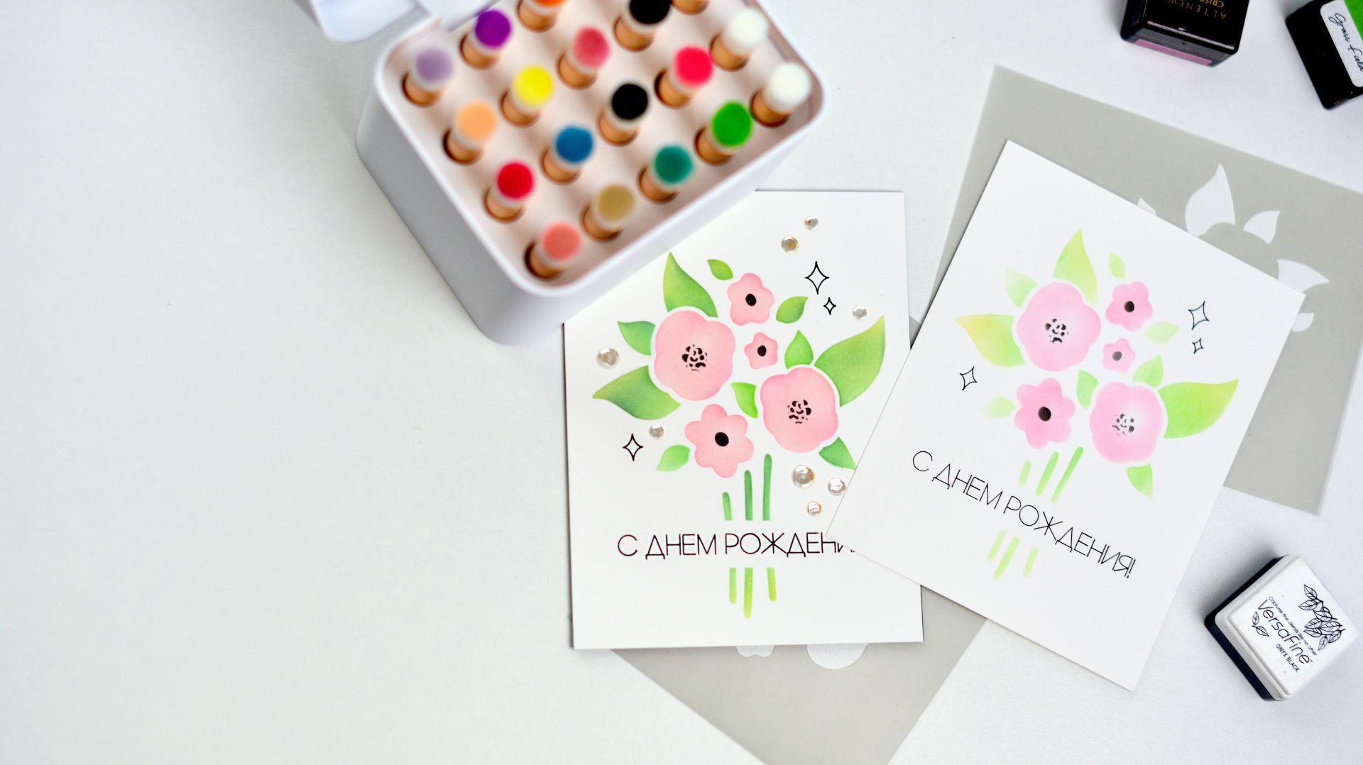 Открытка с букетом, созданная с помощью самодельных многоуровневых трафаретов на плоттере смотреть онлайн