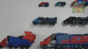 Автомобильные роботы играют в переодетых трансформеров Оптимуса Прайма