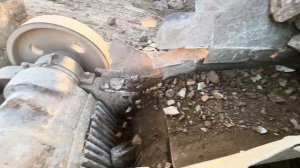 Моменты обрушения тяжелых каменных глыб сняты на камеру!