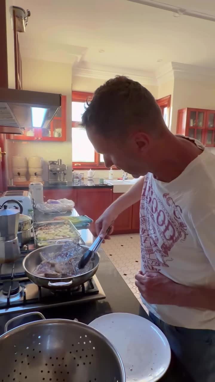 Учу Австралийцев как пить водку! смотреть онлайн