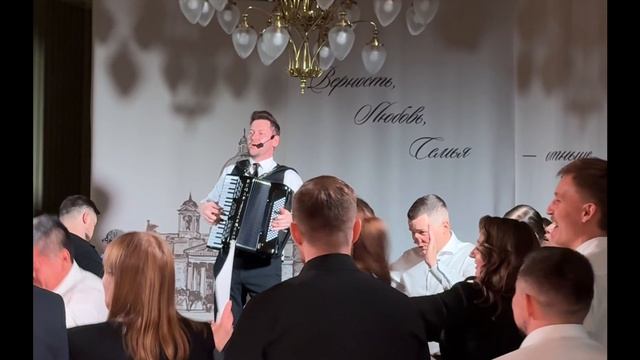 Баянист разорвал танцпол на юбилее свадьбы в Москве смотреть онлайн
