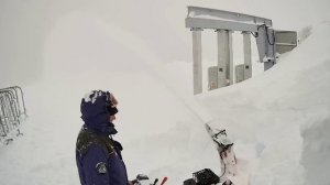 Чтобы снег убрать надо сначала лопатой помахать. Сочи.Горы