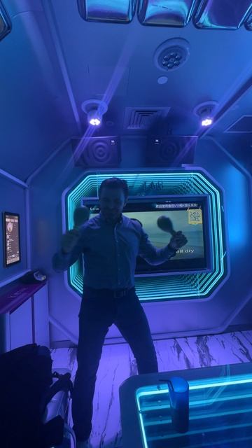 В Сингапуре ОЧЕНЬ колоритно выглядят КАРАОКЕ! смотреть онлайн