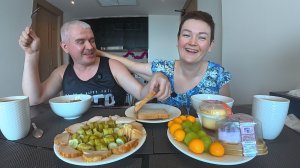 Мукбанг Вован ОТРЫВАЕТСЯ по вкусняшкам БЕЗ меня, ДОРВАЛСЯ! БОЛТАЕМ на разные темы и Семейный обед