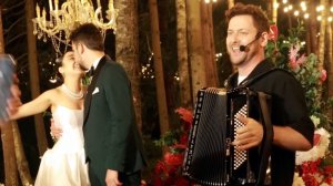 Баянист на свадьбе устроил сюрприз Молодоженам