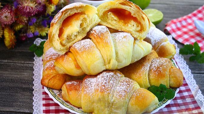 ДРОЖЖЕВЫЕ КРУАССАНЫ С ДЖЕМОМ смотреть онлайн