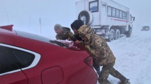 Полсотни человек застряли на ледяных трассах в разгар январских морозов в Казахстане