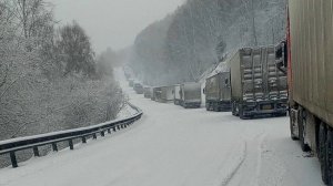Трассы заблокированны из-за снегопада, огромные пробки образовались на дорогах в Иркутской области