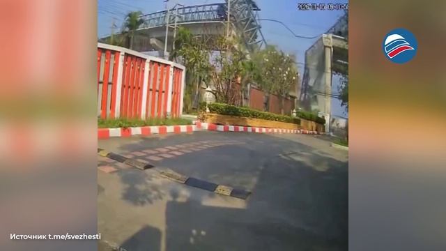 Смертельное происшествие Бангкоке: строительный кран раздавил 2 машины и убил 2 человек смотреть онлайн