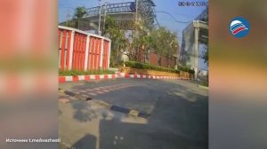 Смертельное происшествие Бангкоке: строительный кран раздавил 2 машины и убил 2 человек