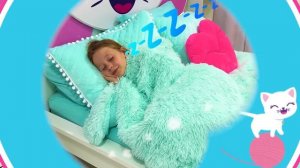 Настя учит детей правильному поведению в школе