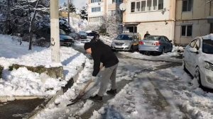 На борьбу со снегом вышли активные жители Геленджика