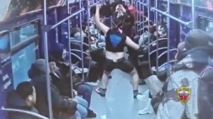 Мужчина в ластах, танцевавший в столичном метро, привлечён к административной ответственности