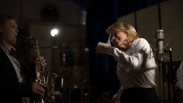 Евгения Глейберман - Город над вольной Невой (В. Соловьёв-Седой) смотреть онлайн