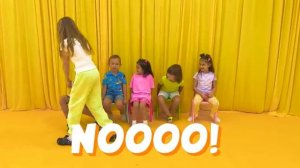 Настя пробует быть няней для редких животных