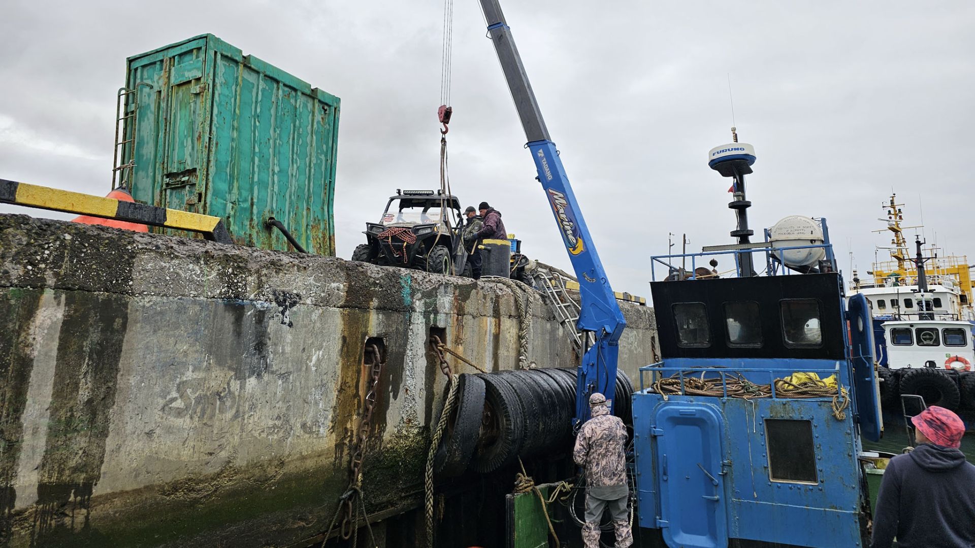 Погрузка техники на самоходную баржу, Парамушир, 19 августа 2024