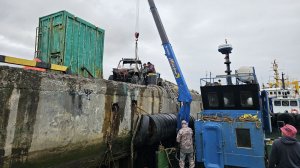 Погрузка техники на самоходную баржу, Парамушир, 19 августа 2024