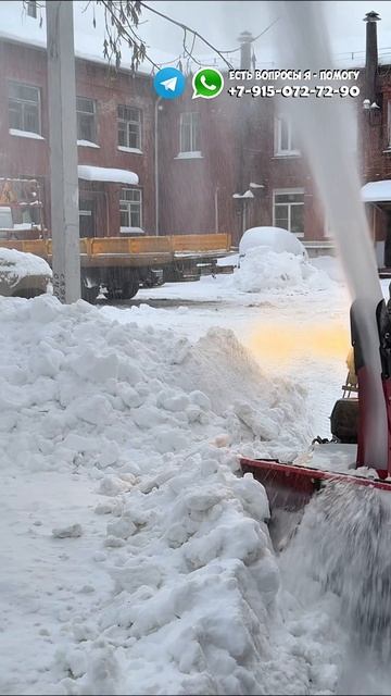 Смотреть на костёр, и нравится смотреть как убирают снег Кайман! #Снег #Снегоуборщик #УборкаСнега смотреть онлайн