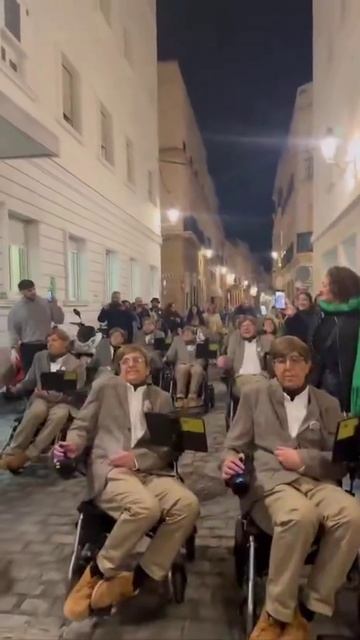 Испанию захватили Стивены Хокинги — в городе Кадис проехал прошёл парад косплееров смотреть онлайн