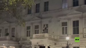 اشتباكات عنيفة مع متظاهرين أمام السفارة الإيرانية في لندن ومحاولة إزالة العلم عن المبنى