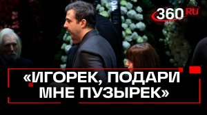 Иван Ургант с букетом белых роз появился на прощании с Игорем Золотовицким