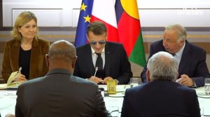 🇫🇷 LP: Макрон пришел на встречу в Елисейском дворце в очках из-за проблем с глазом