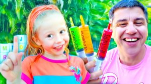 Настя и папа открывают коробки с сюрпризами, чтобы выучить алфавит!